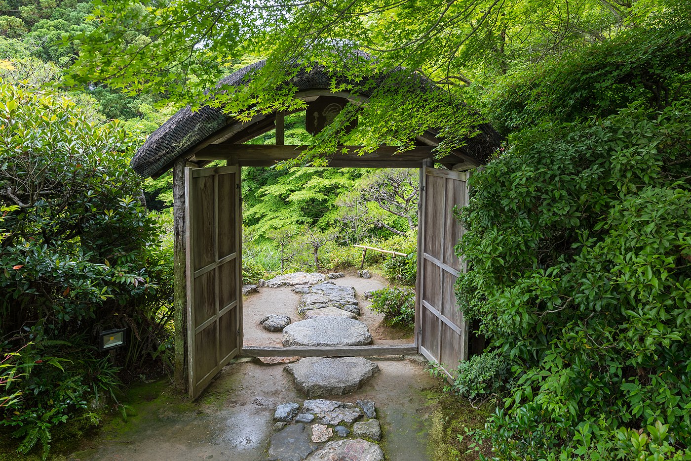 Porte en bois dans le jardin Okochi Sanso Kyoto