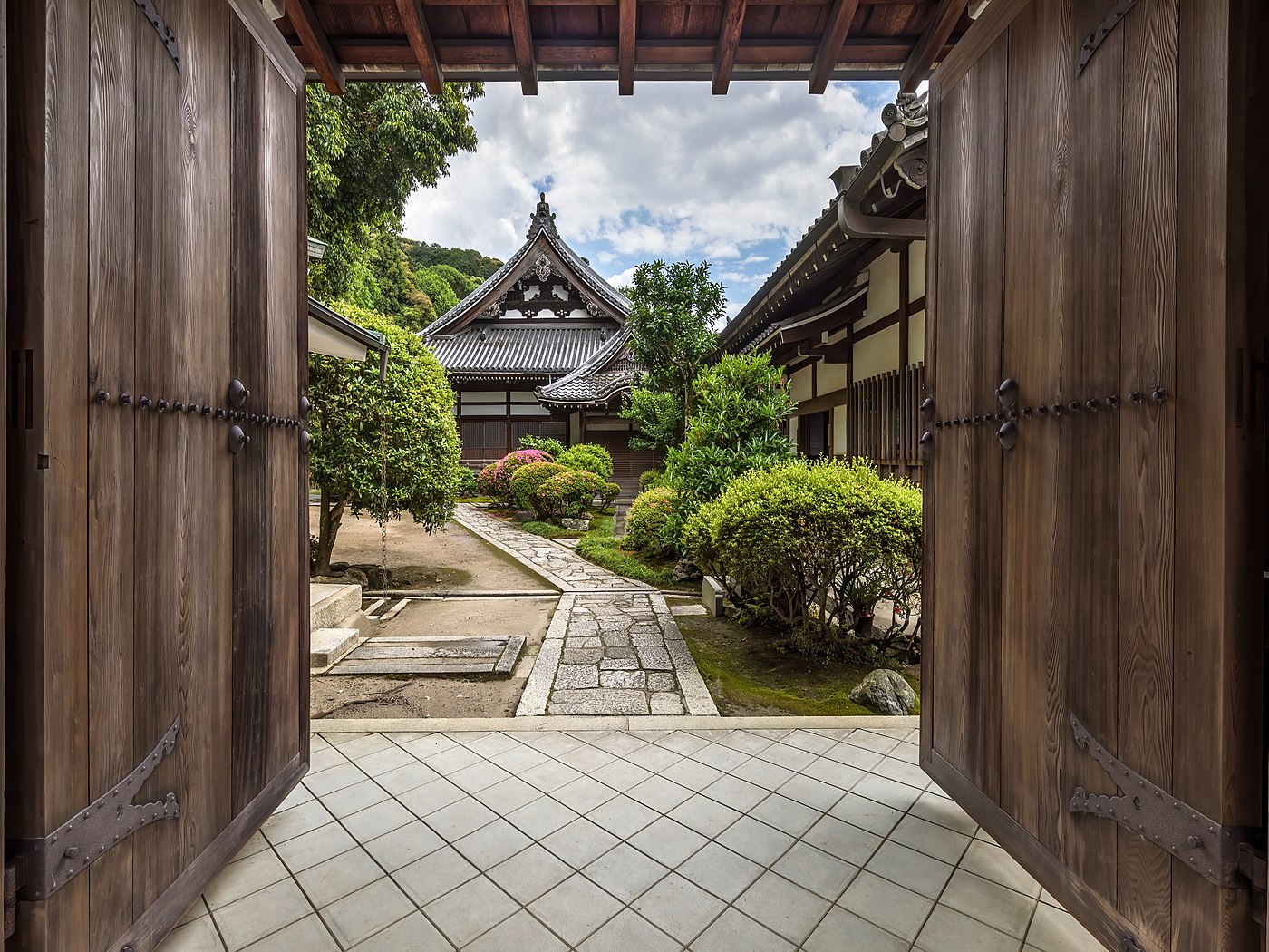 Grand porche en bois avec double porte ouverte temple bouddhiste Isshinin Kyoto Japon